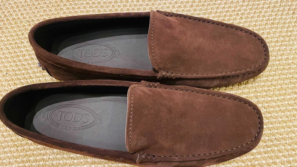 Sapatos de camurça Tod's, novos, sem uso e na caixa original.