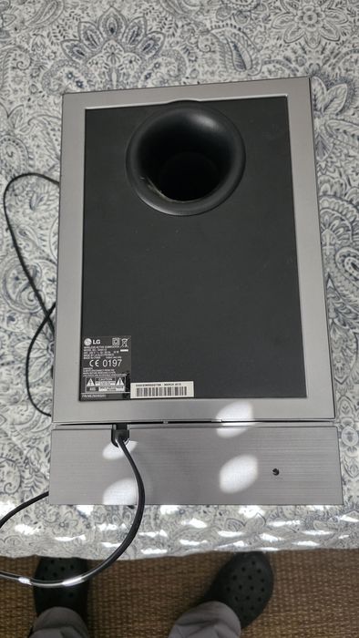 Sistema de som LG (barra e subwoofer)