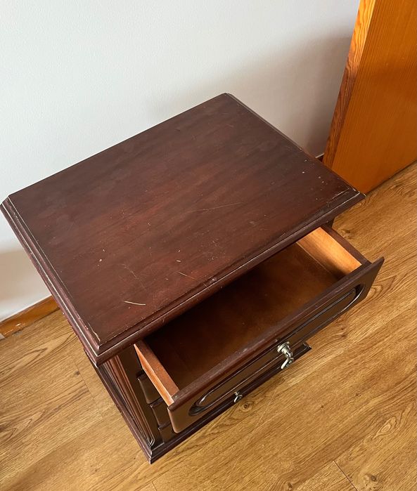 Mesa de Cabeceira / Cómoda em Madeira – 4 Gavetas