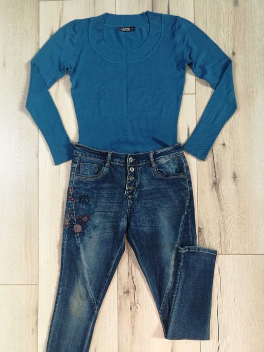 Damskie spodnie boyfrend z denimu z haftem na biodrze