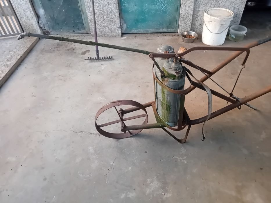 Máquina de sulfatal antiga em cobre.