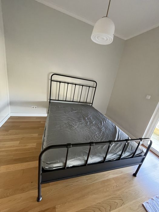 Estrutura de cama de casal e colchao