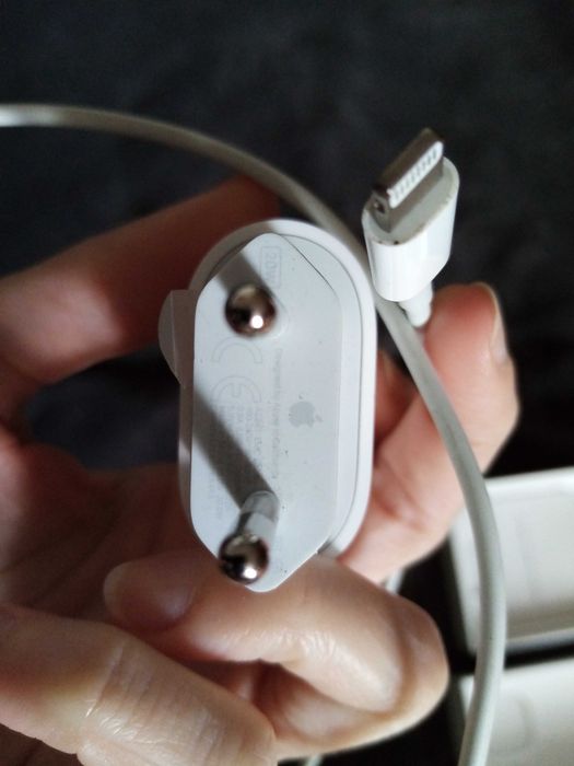 Telefon iPhone SE (2nd generation) Apple z ładowarką i pokrowcem