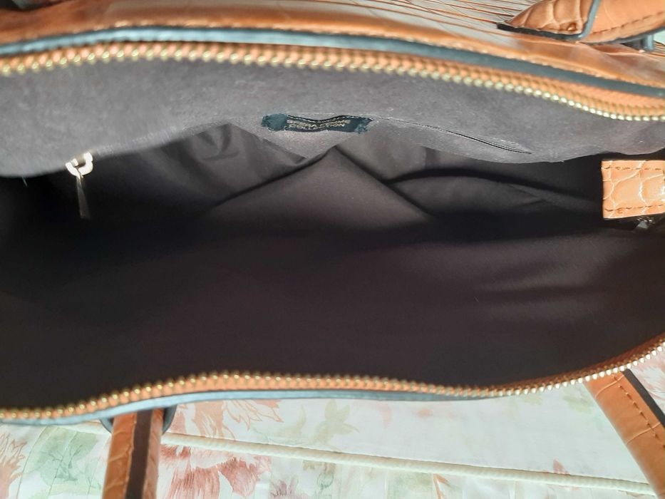 Carteira com pega de mão e alsa a tiracolo de cor salmão