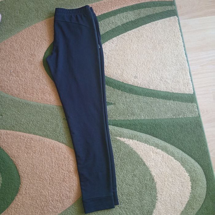 Sportowy dres PUMA raczej rozmiar M z wpuszczanymi kieszonkami bardzo fajny materiał wygodne nowe bez metki okazały się za duże bo z metki S polecam