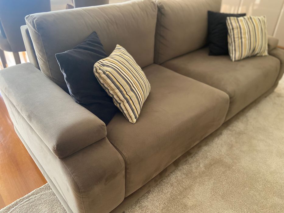 Sofá em tecido e pés em inox