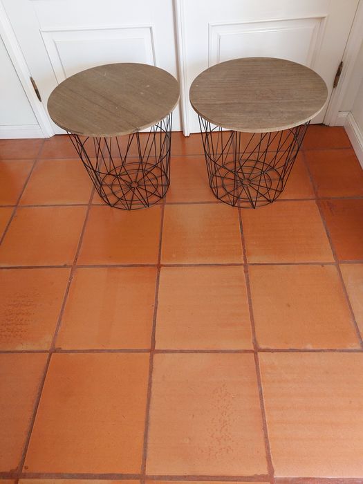 2 mesas de apoio do IKEA.Com pouco uso.