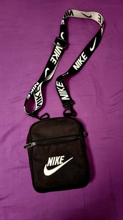 Bolsa tiracolo Nike preta e branca