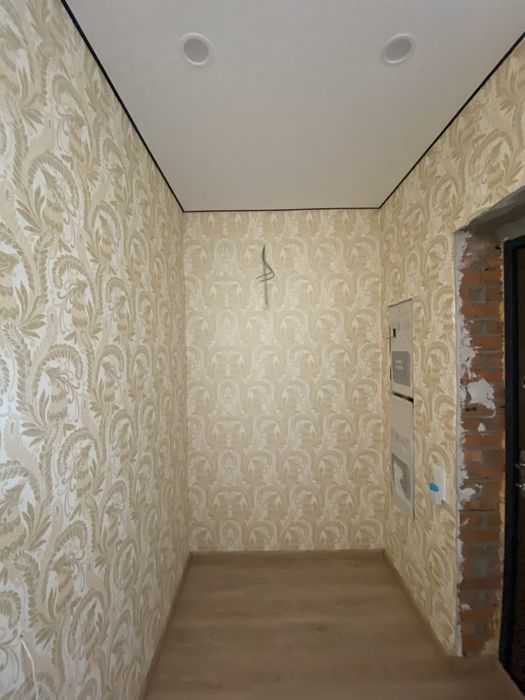 Простора квартира з гардеробом, газове опалення, середній поверх