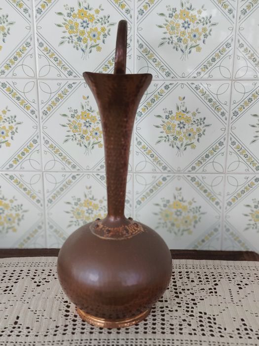 Jarra com Pega em Cobre Martelado