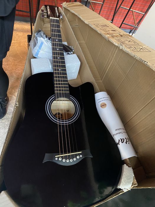 Гітара чорна глянцева нова срочно!!