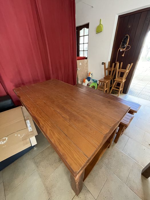 Mesa e Bancos em bom estado