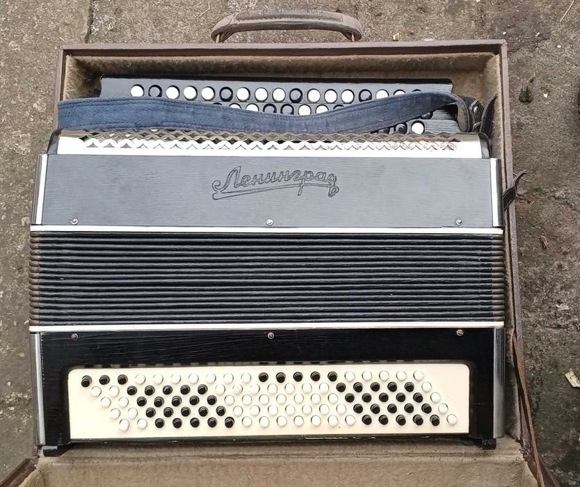 Баян Ленінград з футляром