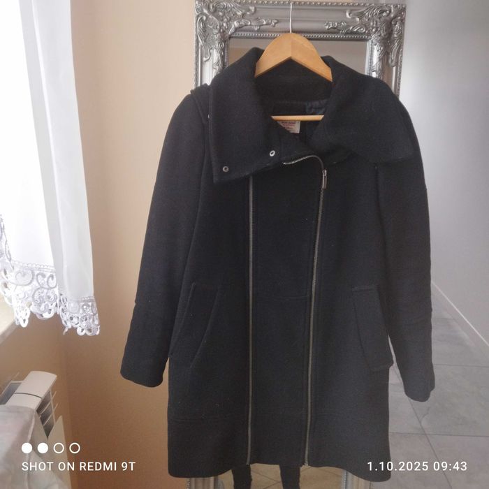 czarny damski płaszcz