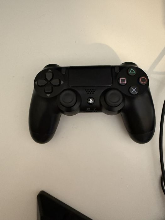 Playstation 4 com 408 GB, comando e carregador