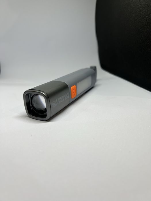 Компактный LED-фонарик с карабином