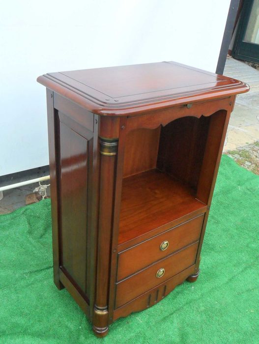 Móvel de apoio em madeira cerejeira