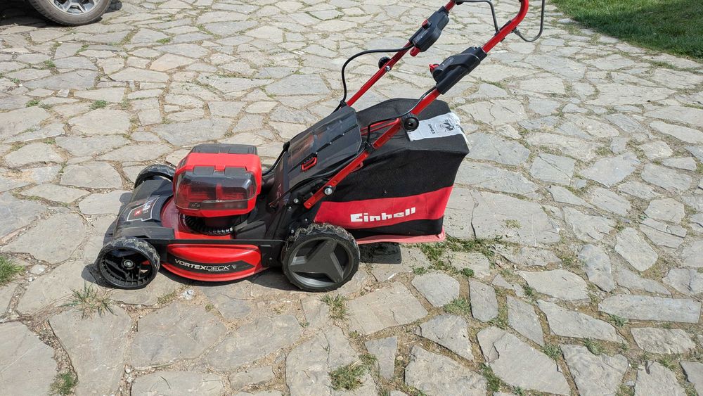 Kosiarka akumulatorowa z napędem 3x5.2Ah+ robot