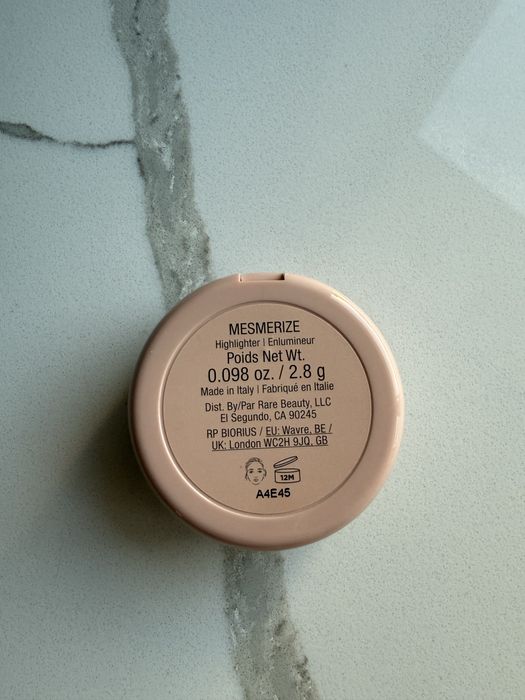 Хайлайтер Rare Beauty Positive Light Enlumineur Mesmerize