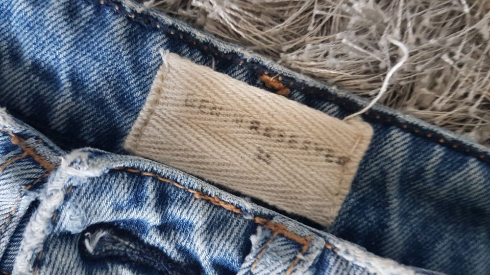 Spodnie jeans z "podarciami"