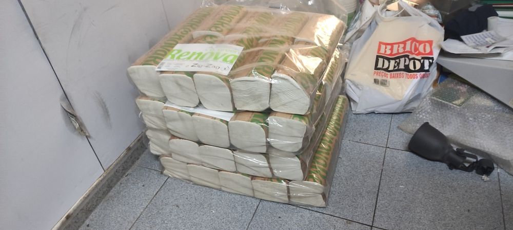 2Dispensadores papel mãos + recargas Renova