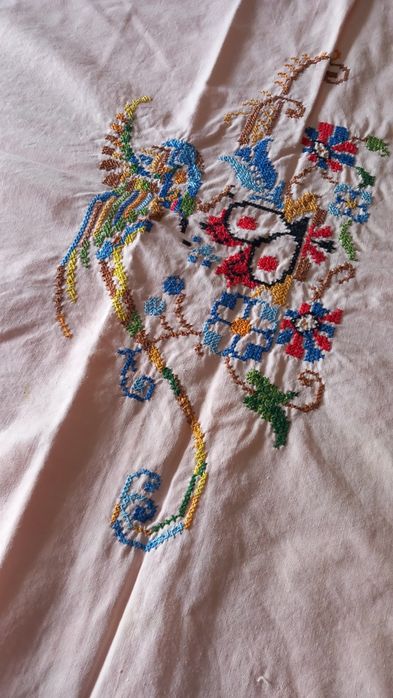 Toalha grande com bordado ponto cruz