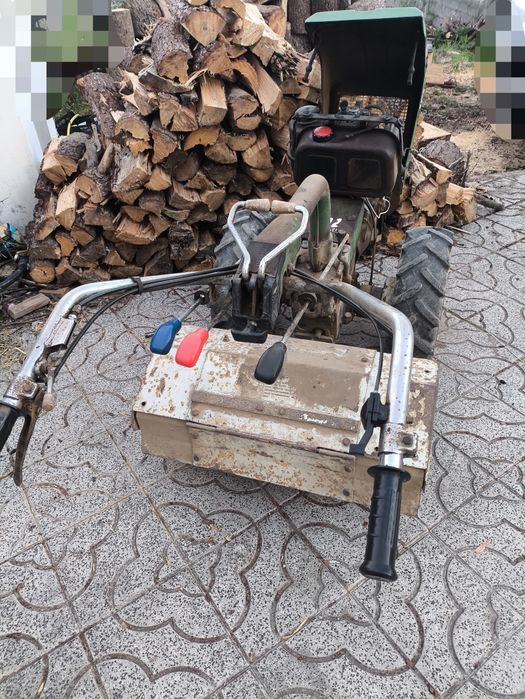 Motocultivador Ferrari com alfaias e atrelado