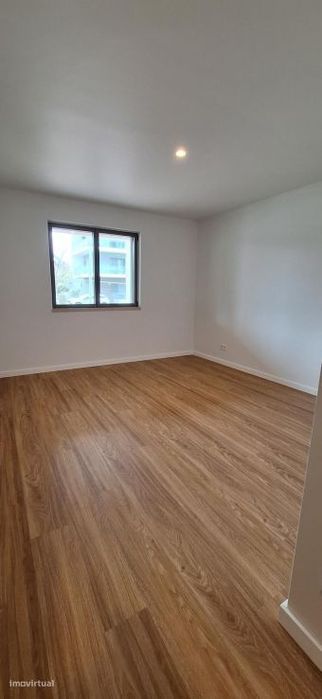 Apartamento T2 com jardim, Loures