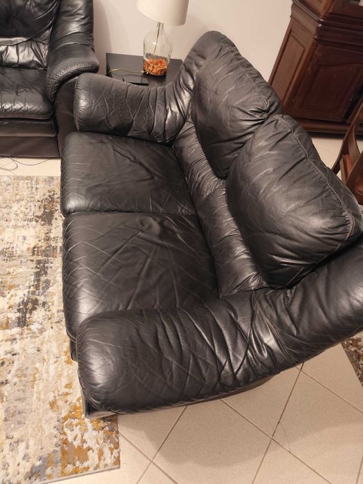 Sofás em pele preta.