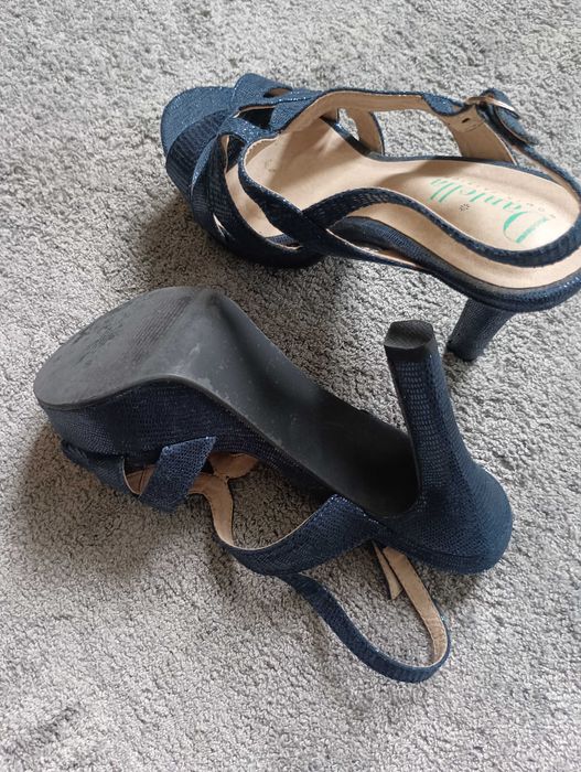 Vendo sandália, salto alto, azul escuro