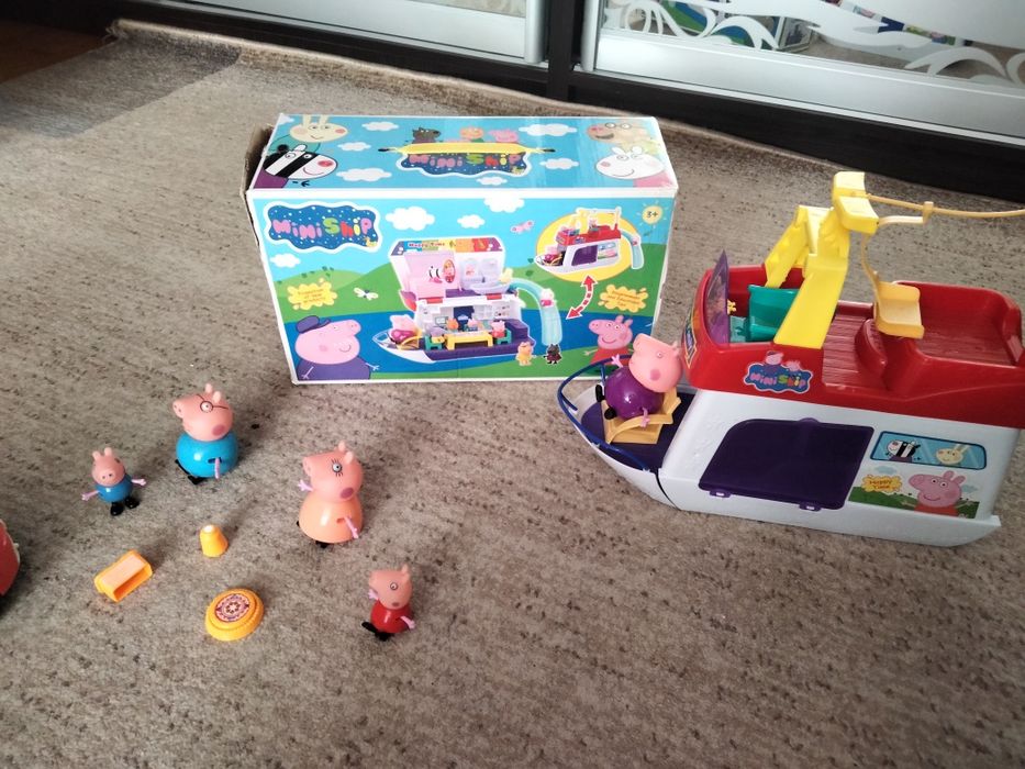 Сім'я свинки Пепи, машинка та корабель