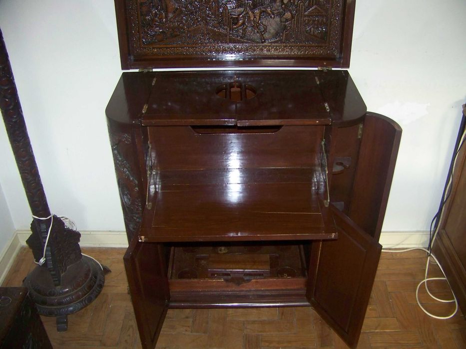 bar chinês + mesa e 3 bancos + arca em madeira talhada+ candeeiro