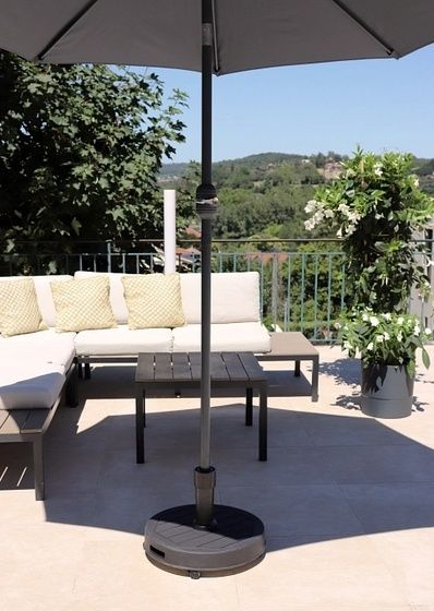 Guarda-sol de jardim com Base cinza oscuro.