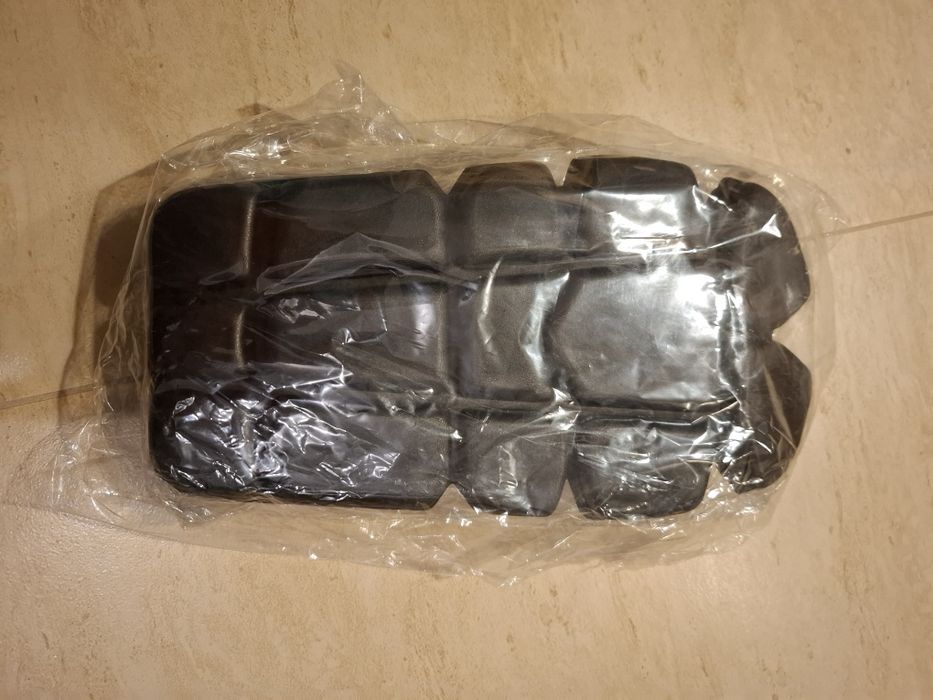 Ochraniacze piankowe na łokcie i kolana.