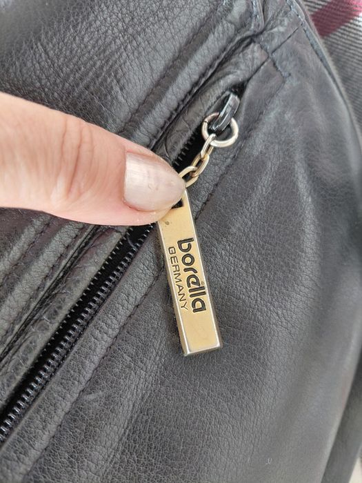 Czarna torebka listonoszka z naturalnej skóry