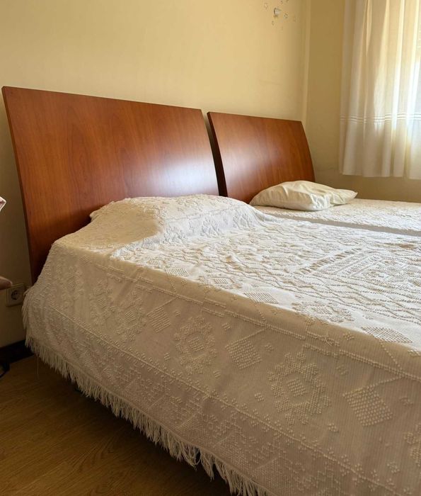 Camas de solteiro em cerejeira