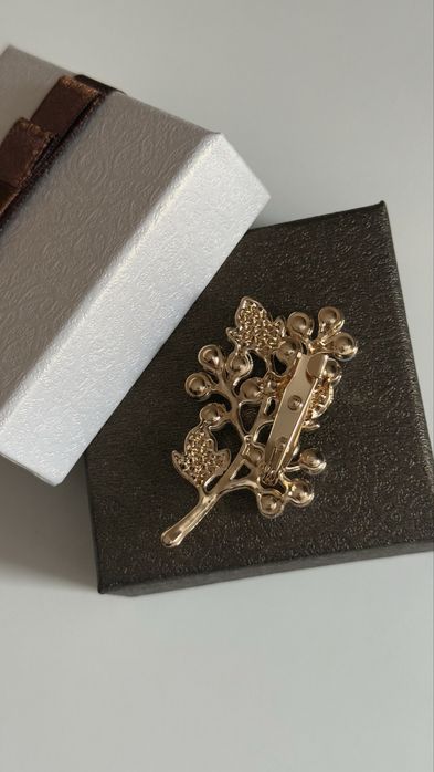 Ctyliwa broszka z emisją pereł