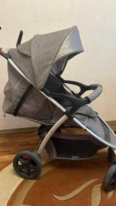 Дитяча прогулянкова коляска