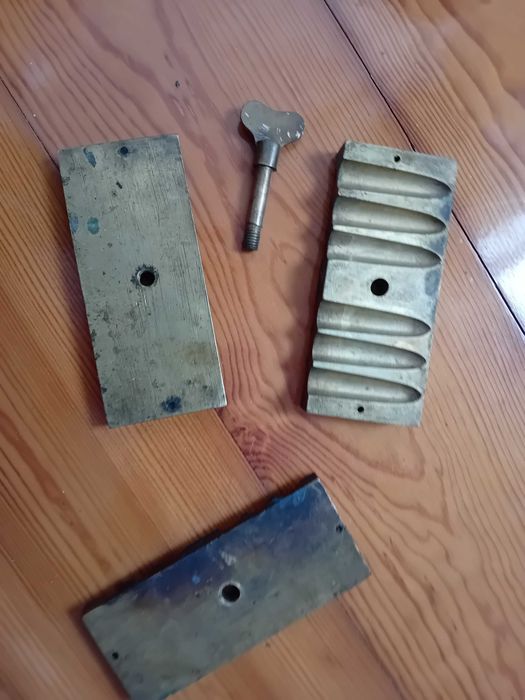 Dois moldes farmácia antigos em bronze