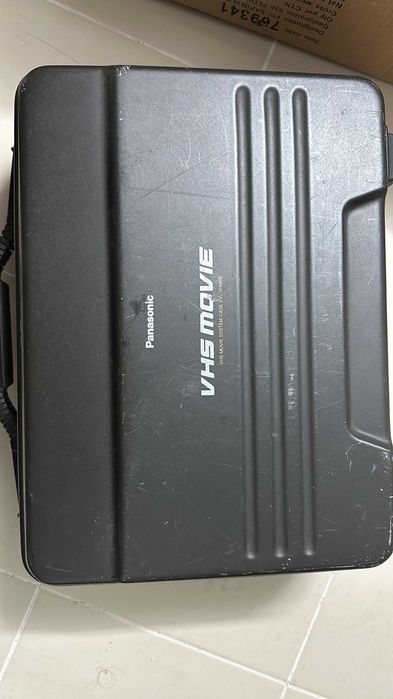 Câmara de Filmar Sony M5 VHS – Vintage, com Mala e Acessórios