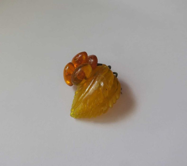 Stara broszka z czasów PRL imitacja bursztynu vintage