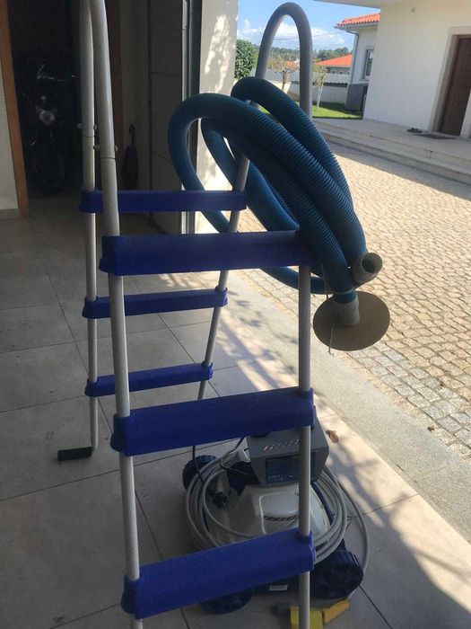 Aspirador limpa fundos piscina