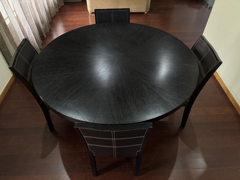 Mesa de jantar redonda preta + 4 cadeiras
