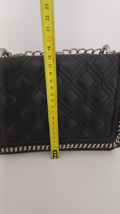 Mala preta com corrente (primark)
