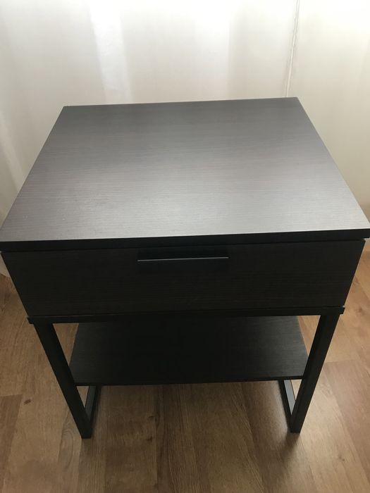 Mesa cabeceira Ikeia, linha Trisil