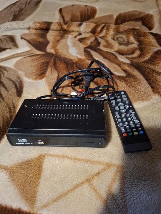 Т 2  с пультом и тюльпанами.