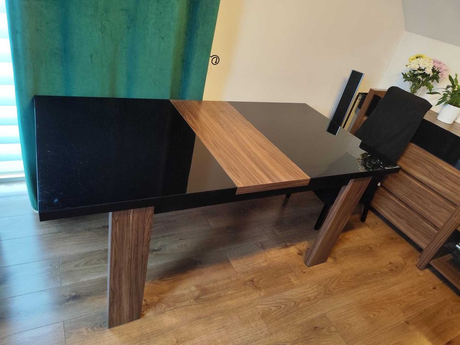 Stół wraz z krzesłami