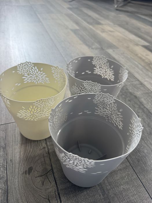 Osłonka na doniczkę. Plastikowa doniczka