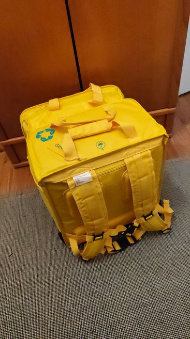 Mochila Glovo, capacete e casaco impermeável  3em1