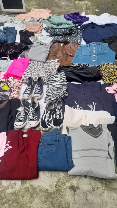 Lote de roupa, calçado e malas.